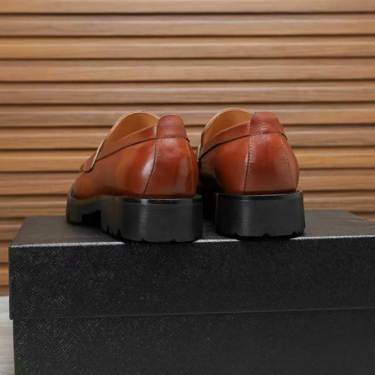 Men's shoes 💰540 💰💰🎩🎩【Prada】Counter 1:1⬆️original reproduction, absolute quality🆗original outsole, high-quality imported rubber, wear-resistant and non-slip, never degummed, upper material: imported first-layer cowhide➕anti-slip foam outsole, official website material, inner material: water-dyed leather lining, 6 colors available! Code number 38-45
